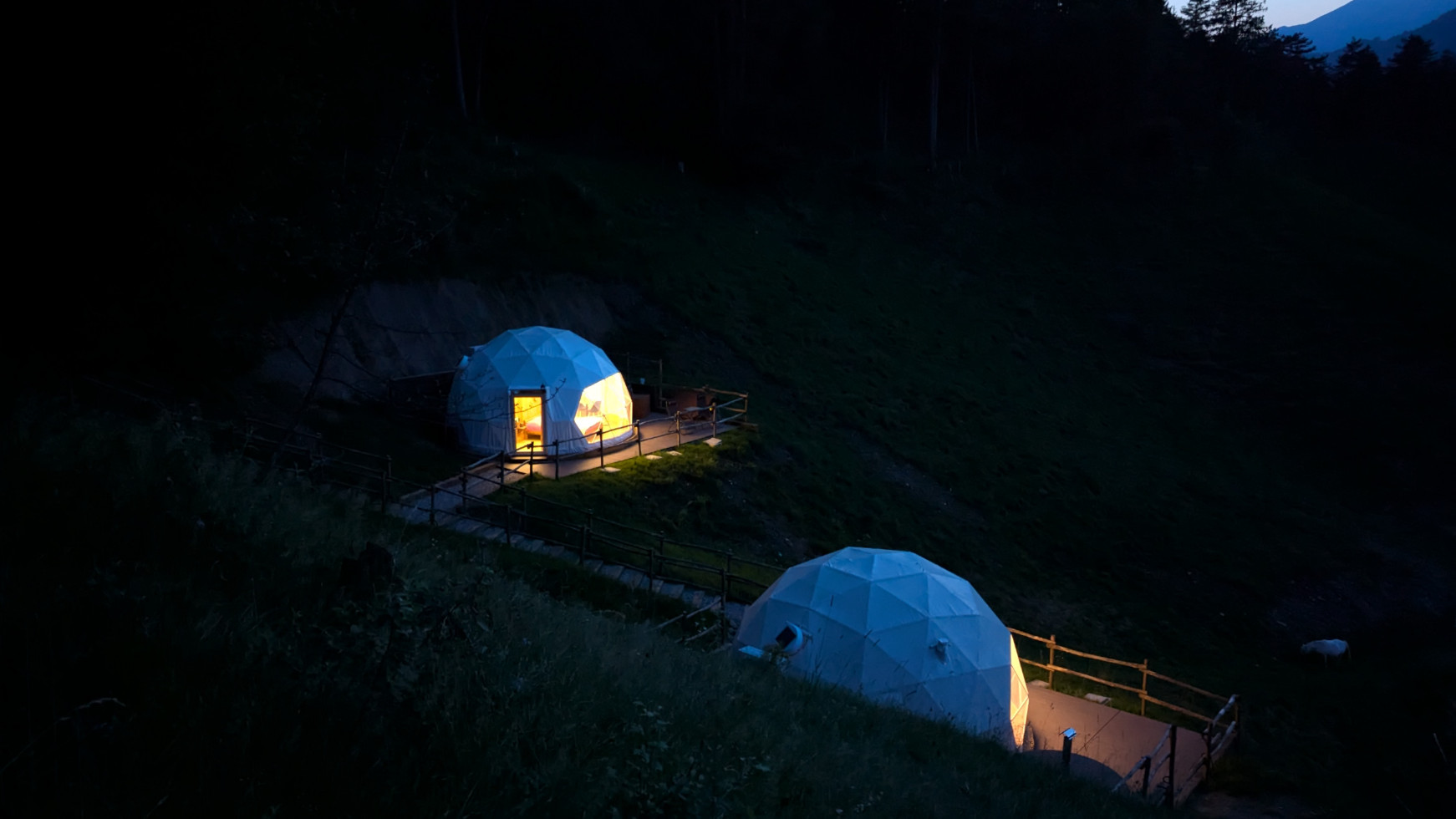 EdenCamp bubble glamping notte tende geodetiche