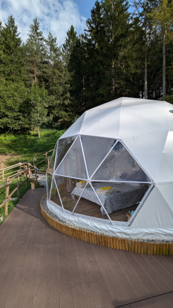 EdenCamp glamping dome Presolana esterni con vista interno camera