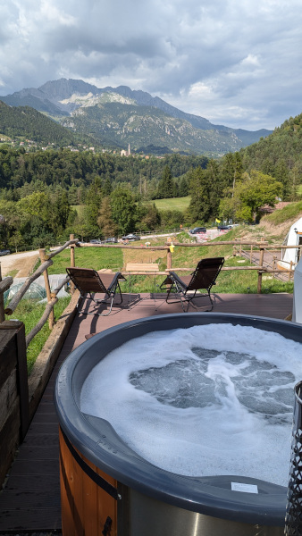 EdenCamp glamping dome Presolana tinozza idromassaggio con acqua calda