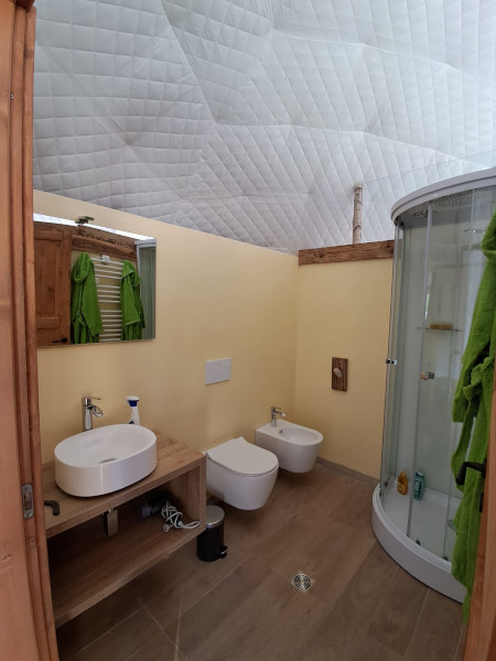 EdenCamp.it bubble glamping pod Presolana bagno con lavandino wc, bidet e doccia